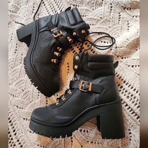 NWOB Guess Chunky Black Lace-Up Boots